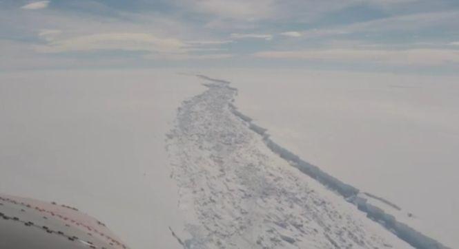Un aisberg de 5.000 de kilometri pătrați este pe cale să se desprindă de calota glaciară a Antarcticii. Oamenii de știință sunt în alertă 435276