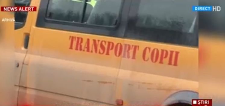 Un microbuz școlar a fost implicat într-un accident rutier. Zece copii au fost răniți