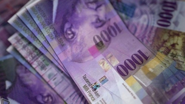 Decizie importantă pentru românii cu credite în franci. O instanță a decis echilibrarea cursului valutar