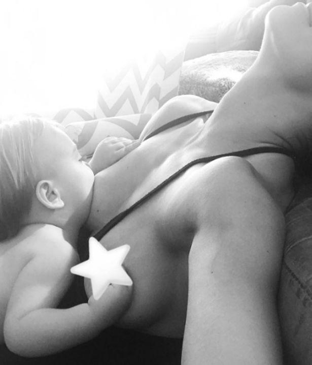 A postat o poza cand isi alapta fiica! Ce s-a intamplat imediat 435708