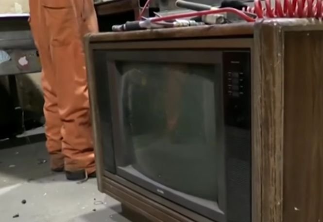 A vrut să arunce un televizor vechi, dar a găsit în interior o sumă uriașă de bani! Ce a urmat