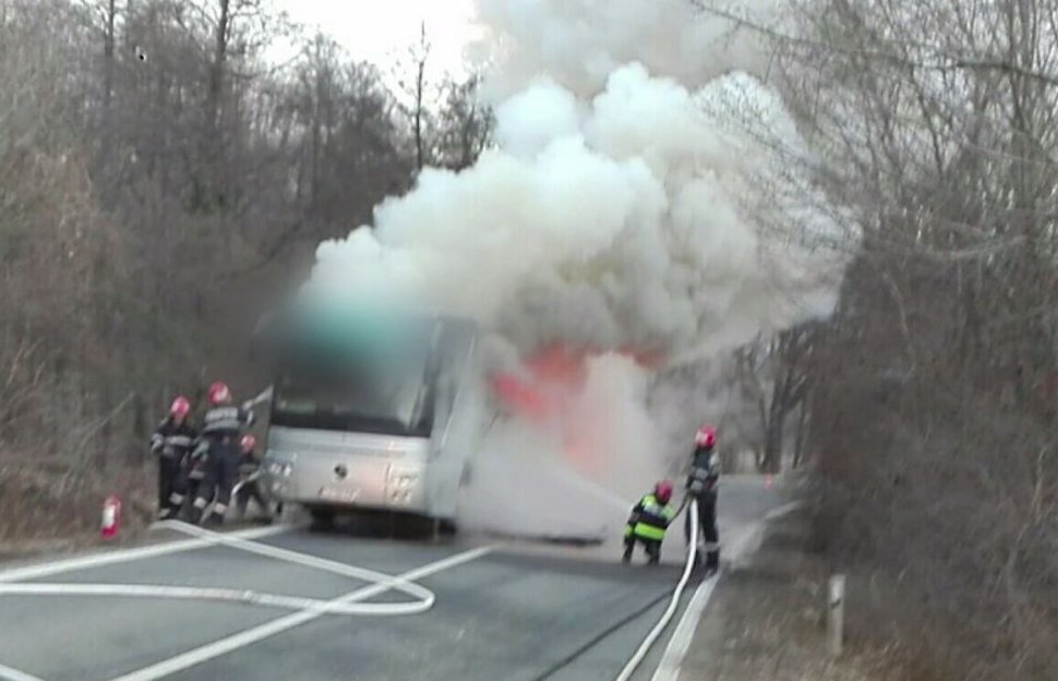 Autocar în flăcări, clipe de groază pentru zeci de pasageri