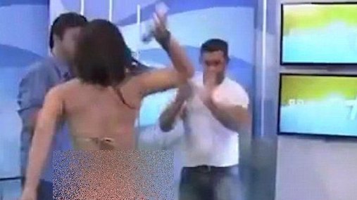 Un model pune la punct un prezentator care a încercat să o pipăie, în fața camerelor de filmat - VIDEO