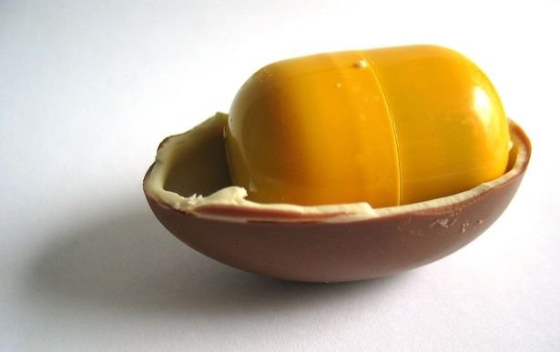 De ce este galben ambalajul suprizelor din ouăle de ciocolată