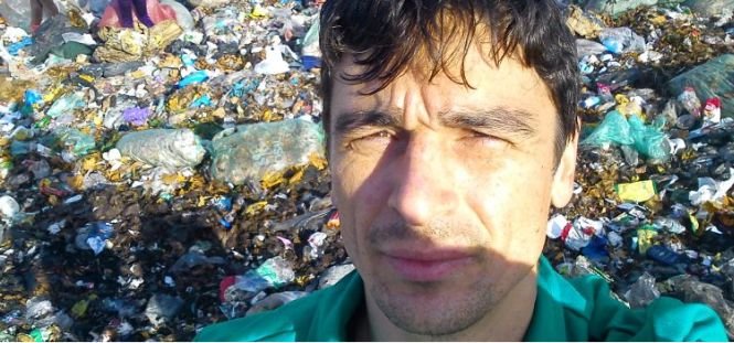 Cum explică deputatul USR Adrian Dohotaru că a mâncat sărățele dintr-un coș de gunoi