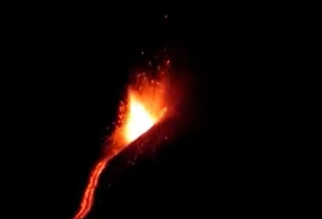Imagini spectaculoase în Italia. Vulcanul Etna a erupt violent - VIDEO