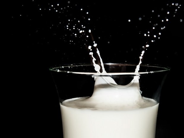 Atenție la lactate! Românii cumpără din magazine lapte proaspăt îndoit cu lapte praf