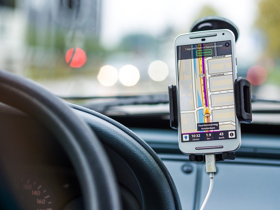 Șoferii începători din Marea Britanie, prinși folosind telefonul mobil la volan, vor pierde permisul