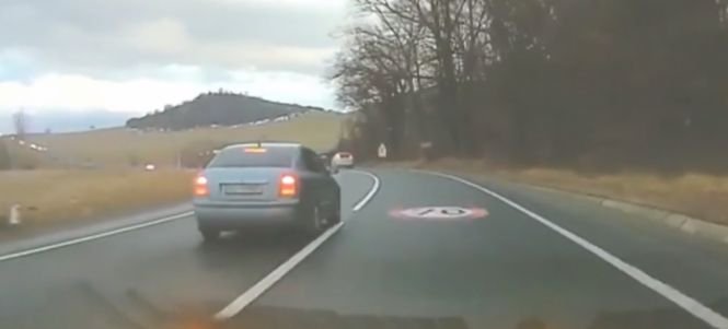 Acest șofer s-a angajat într-o depăşire periculoasă. Ce s-a întâmplat în apropierea unei curbe - VIDEO