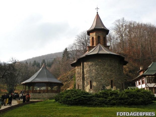 Ce se întâmplă la Mănăstirea Prislop, după lăsarea serii. Fenomenul se amplifică odată cu apropierea Sărbătorilor de Paşti