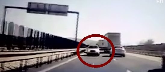 Şofer filmat în timp ce mergea pe contrasens pe autostradă. Un TIR evită în ultima clipă o tragedie
