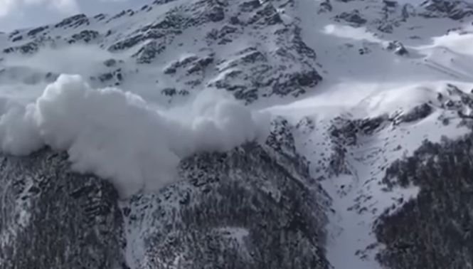 Momentul în care o avalanșă înghite o staţiune montană din Rusia! VIDEO 