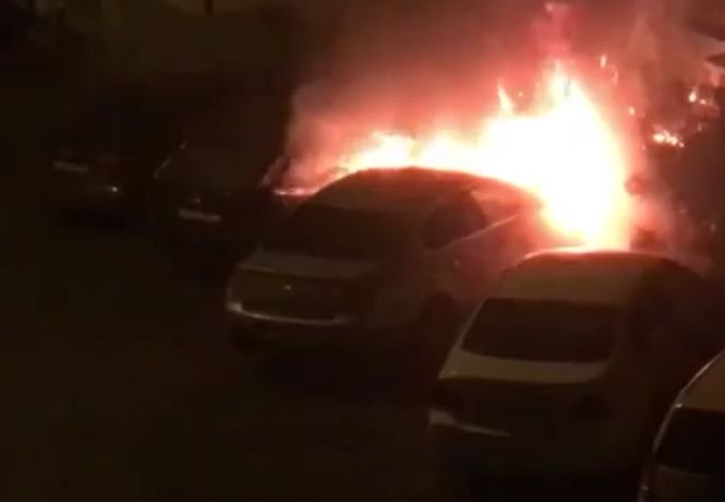 Incendiu în centrul Capitalei. O mașină a ars ca o torță - VIDEO