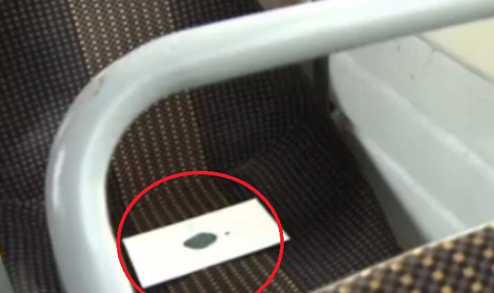 Într-un oraş din România, mai mulţi călători au găsit un plic misterios pe scaunul tramvaiului. Unii au izbucnit în lacrimi când l-au deschis. Ce scria