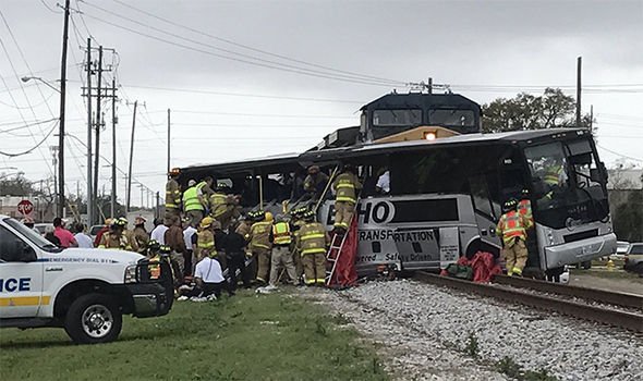 Accident grav în SUA. Un autocar a fost spulberat de un tren