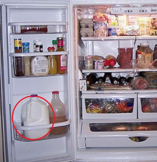 Motivul pentru care nu trebuie să depozitezi niciodată laptele pe ușa frigiderului
