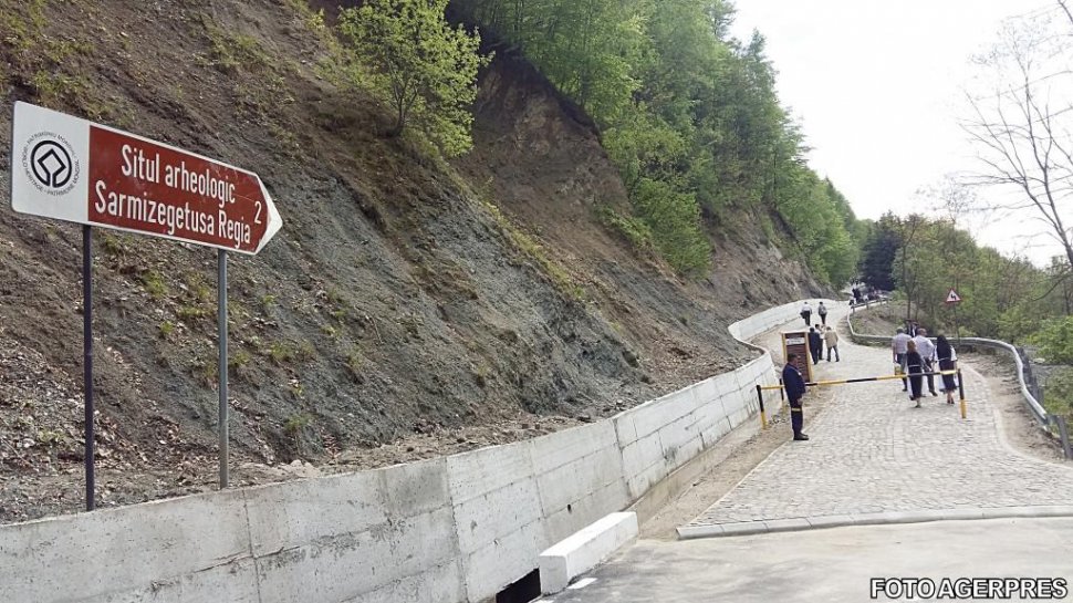 Alunecări de teren la Sarmizegetusa Regia. Zeci de tone de pământ și piatră au ajuns pe calea de acces spre cetate