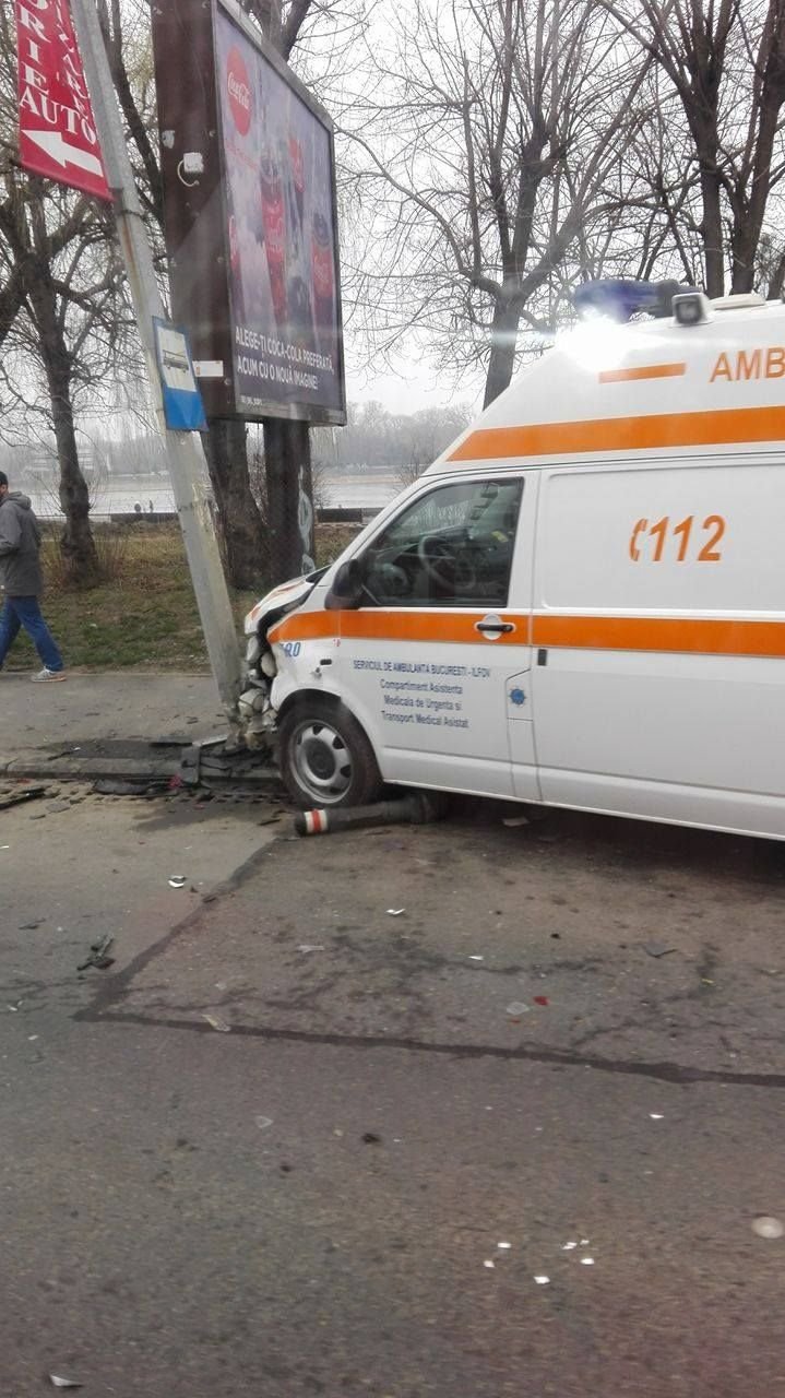 Ambulanță implicată într-un grav accident rutier, în Capitală. IMAGINI de la fața locului