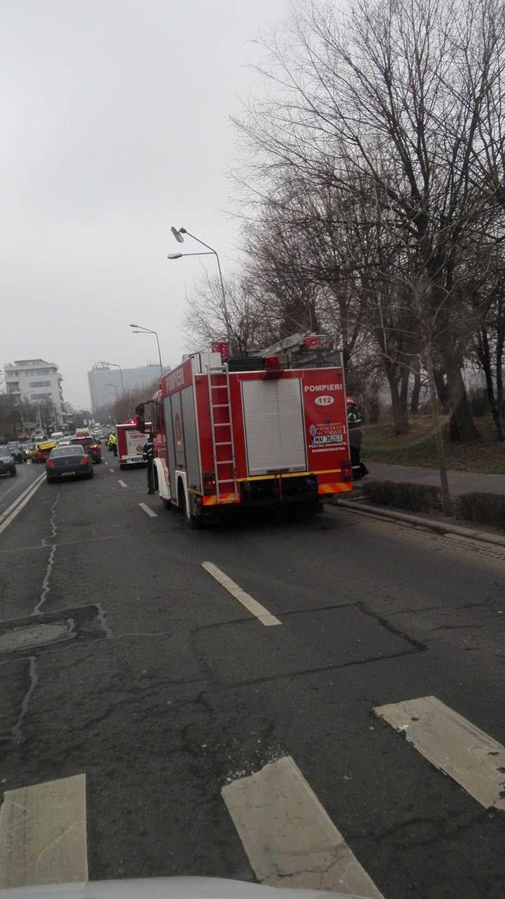 Ambulanță implicată într-un grav accident rutier, în Capitală. IMAGINI de la fața locului 437809