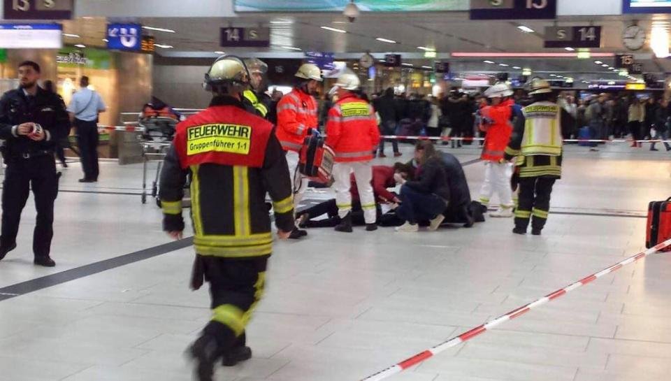 Atac într-o gară din Dusseldorf. Şapte persoane au fost rănite