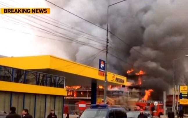 Incendiu puternic lângă o benzinărie din Focșani. O pensiune a luat foc, iar incendiul s-a extins și la acoperișul unui bloc
