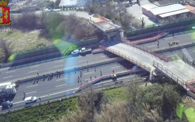 Un pod s-a prăbușit peste o autostradă, în Italia. Cel puțin doi morți