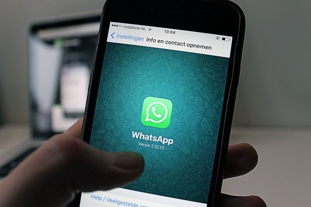 Cum citești mesajele de pe WhatsApp fără să se vadă că le-ai citit