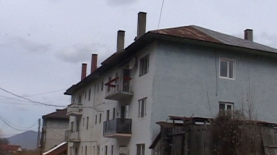 Descoperire macabră în podul unui bloc din Bistriţa-Bârgăului. Scheletele a trei bebeluşi, găsite din întâmplare de o locatară 
