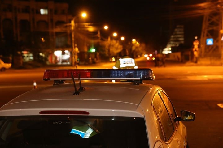 Poliţist purtat 20 de metri pe capota unui bolid de lux. Şoferul a fost imobilizat cu focuri de armă