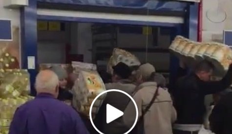  Scene șocante într-un hypermarket din România
