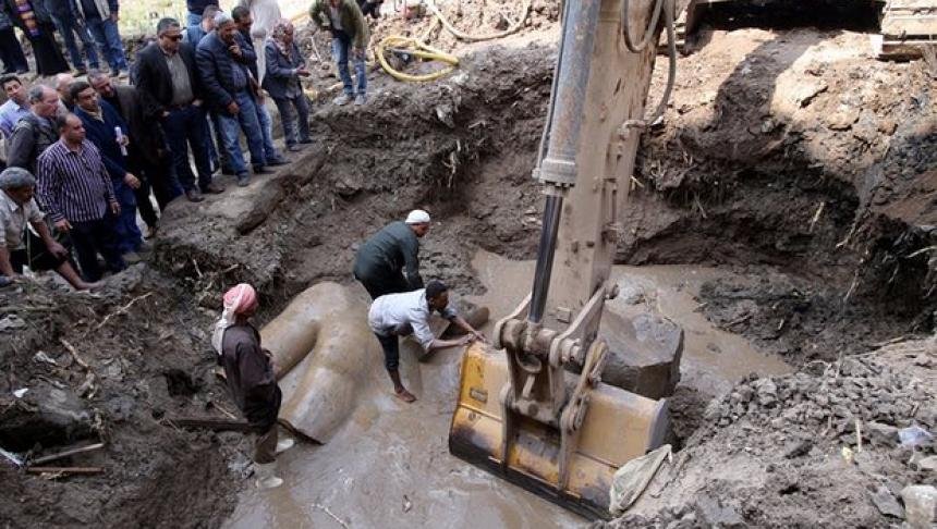 Statuie gigant a lui Ramses al II-lea descoperită în apele subterane ale unui cartier sărac din Cairo 