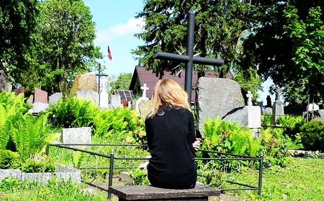 A văzut un mesaj pe internet și a căzut într-o depresie puternică. Doi ani mai târziu, tatăl ei intra cu flori în cimitir. Mesajul cutremurător transmis de bărbat