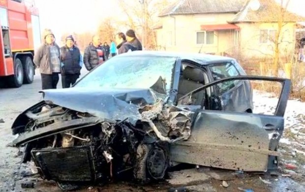 Accident cumplit în Republica Moldova. Doi fraţi au murit după ce maşina în care se aflau a intrat într-un copac şi a explodat