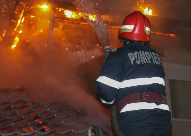 Incendiu uriaș la o fabrică de mezeluri din Bacău. Pompierii intervin cu 17 autospeciale 