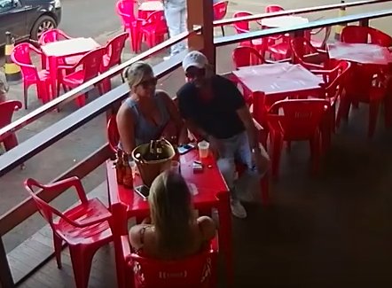 Și-a prins soțul în tandrețuri cu o altă femeie. Ce a urmat este incredibil. Momentul a fost surprins de camerele de supraveghere (VIDEO) 
