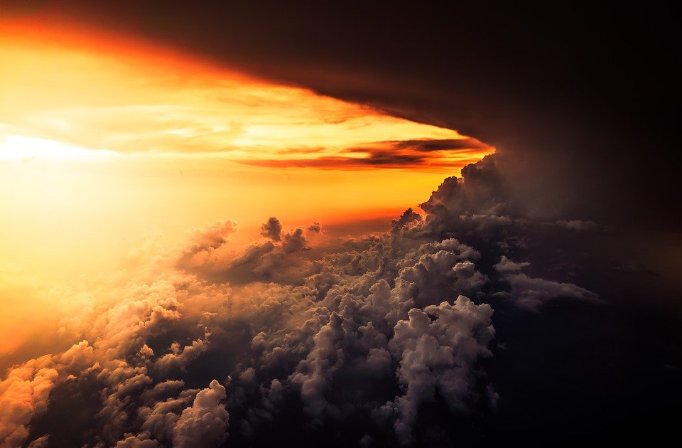 Imagini desprinse parcă din altă lume! Cum arată o furtună, de la bordul unui avion Boeing 767 