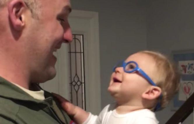 Momentul adorabil în care un bebeluș își vede pentru prima oară tatăl - VIDEO