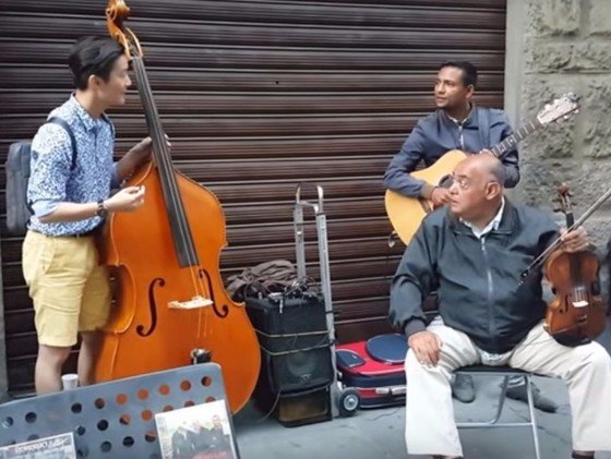 Câțiva români cântau pe o stradă din Florența, când un coreean s-a apropiat și le-a cerut voie să cânte și el la contrabas. Părea un turist oarecare, dar când a început să cânte...Trebuie să asculți asta 