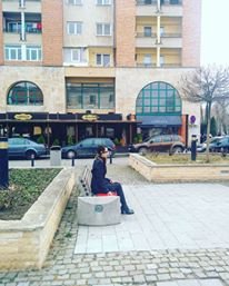 Enigma fetei legate la ochi care stă nemişcată pe o bancă din Alba Iulia  