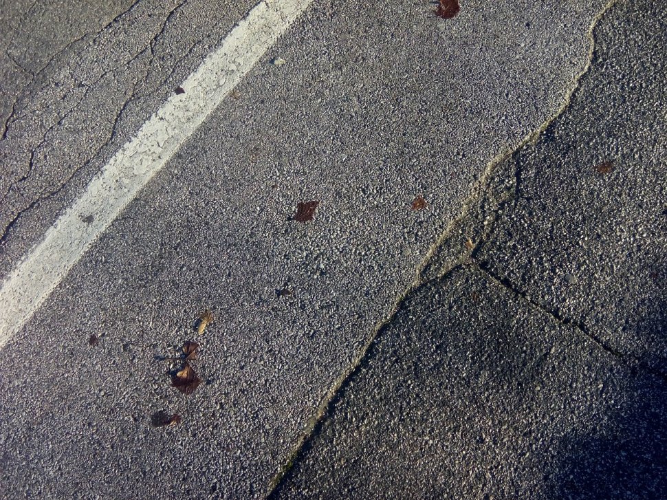 Pe un drum din Reșița, asfaltul fuge - la propriu - de sub roțile mașinilor