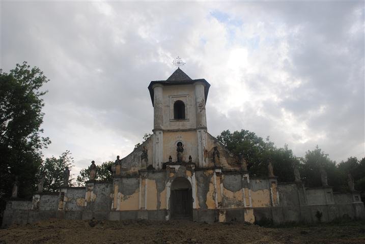 Povestea bisericii româneşti unice în lume: jumătate ortodoxă, jumătate catolică