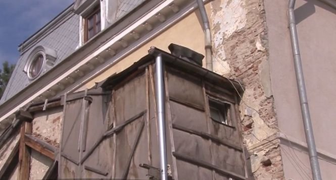 Toaletă suspendată în sediul Societăţii de Gospodărire Urbană din Ploieşti