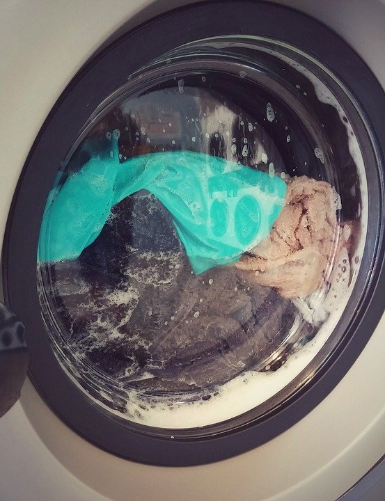 Ce se întâmplă dacă torni oțet în mașina de spălat! Vei face același lucru, după ce vei vedea trucul asta genial!