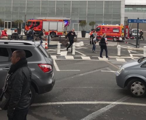 Incident pe un aeroport din Paris. Un bărbat a fost ucis, după ce a luat arma unui soldat