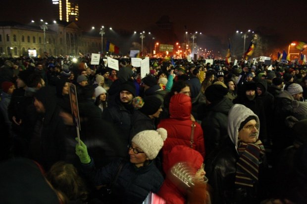 Câteva sute de protestatari în Piața Victoriei