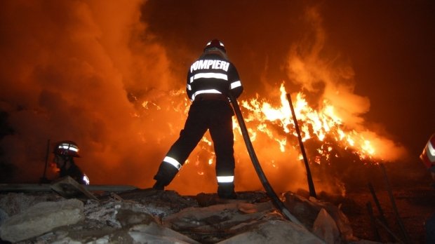 Incendiu puternic în Mureș la un depozit de materiale plastice