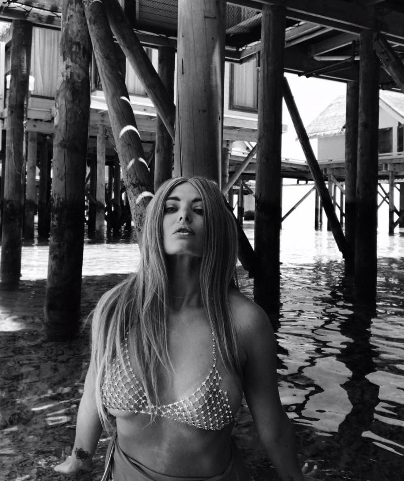 Delia si-a dat costumul de baie jos! FOTO senzational 439730