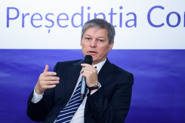 Fostul premier Dacian Cioloș, surprins că a zburat din nou cu o cursă low-cost - FOTO
