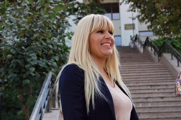 Elena Udrea, pipăită de iubit în public