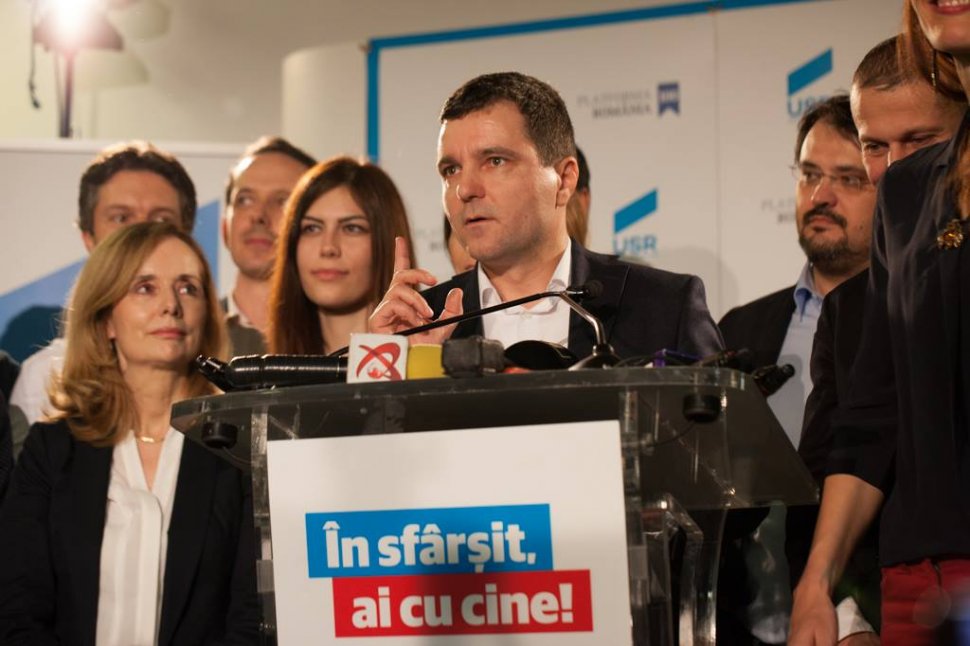 Nicuşor Dan a cedat: Dacian Cioloș a fost invitat formal să se înscrie în USR 